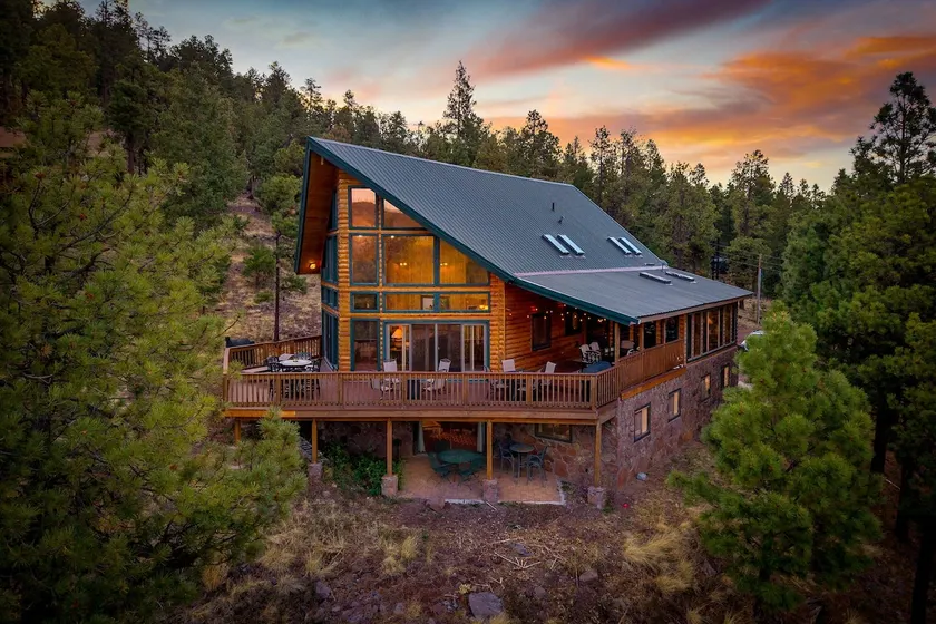 A Bear's View Lux Cabin 4Bd/4.5Ba 8 Beds Sleeps 12 - Image 1