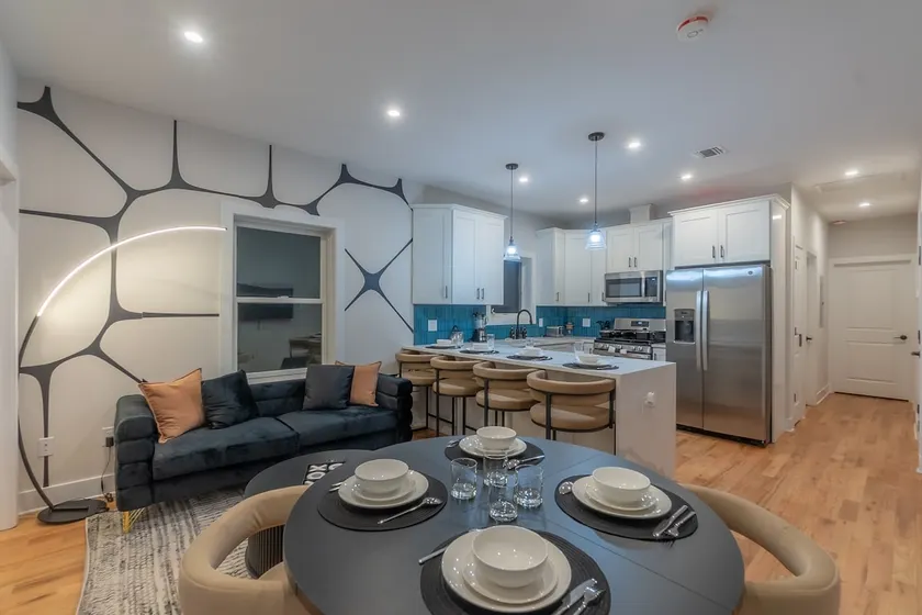 Pristine Pad, Sleep 12, Free parking, 3BRs, 10%OFF - Image 1
