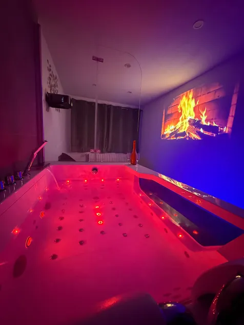 "RELAX SPA Publier" cinéma balnéo "Maison de village" - Image 1