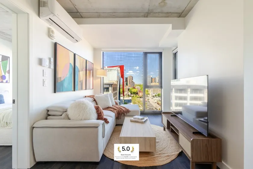 Luxury Urban Retreat | Pools Gym Sauna & Balcony - Image 1