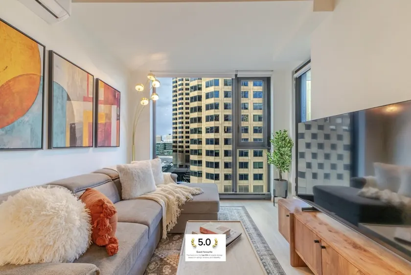 Urban Luxe Stay | Free Parking & EV Charger - Image 1