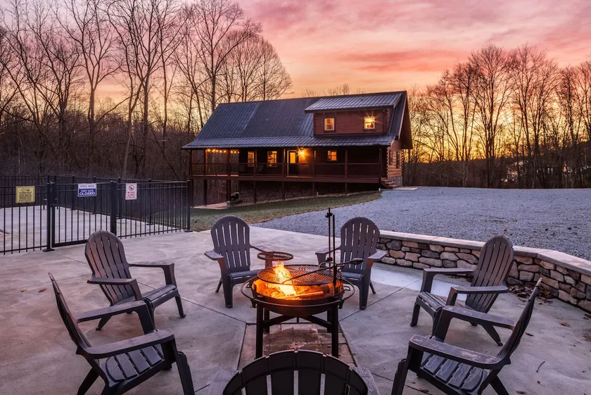 Heated Pool, Pool House, Hot Tub, Firepit & BBQ - Image 1