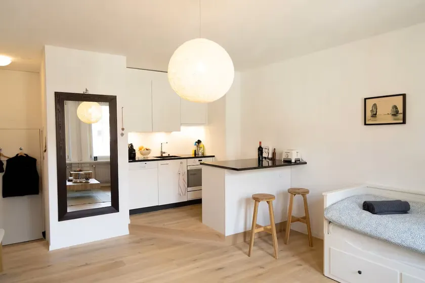 Central & modern 1-bedroom studio - Image 1