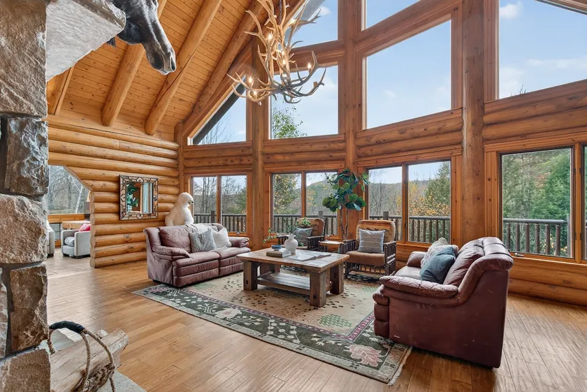 Luxury log cabin, hot tub, 30 mins to Lake George - Image 1
