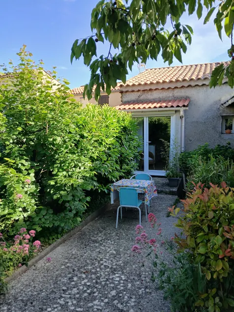 Studio at the foot of the Lure mountain - Image 1