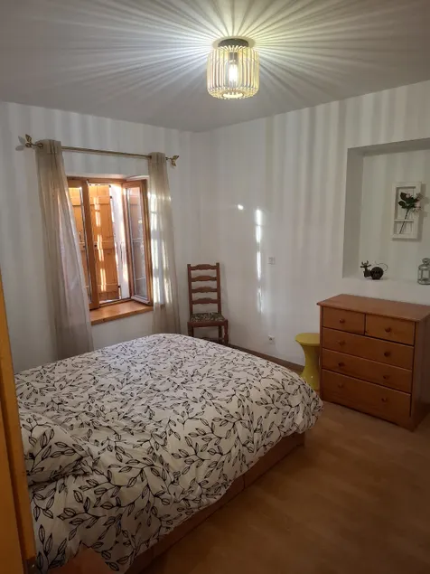 Quiet apartment with two private parking lots. - Image 1