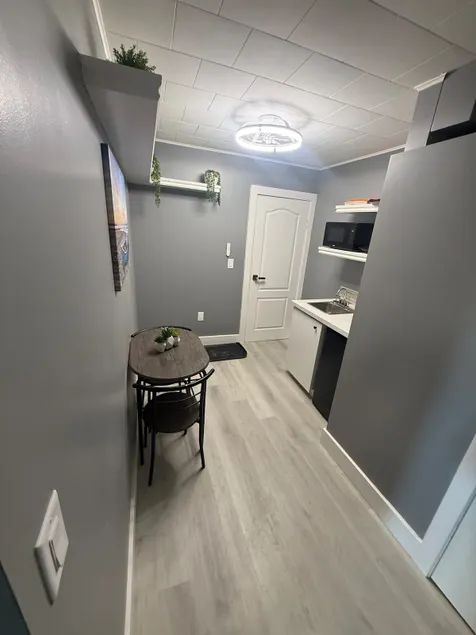 #4 Fully renovated. Lake view oasis. - Image 1