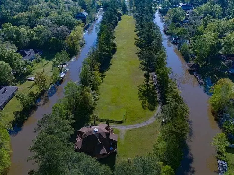 Beautiful Home on a Private 7 Acre Peninsula - Image 1