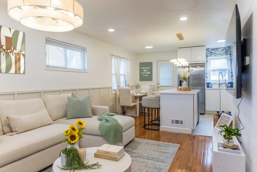 Luxury Stay Near DC Free Parking + 2BR - Image 1