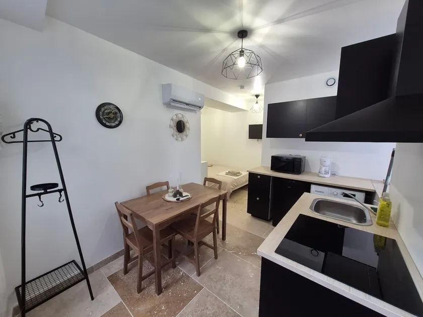 Charming fully renovated studio! - Image 1