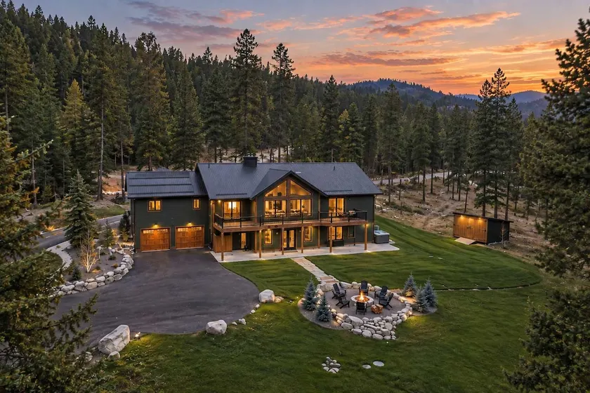 Tamarack: Fall basecamp with sauna and game room - Image 1