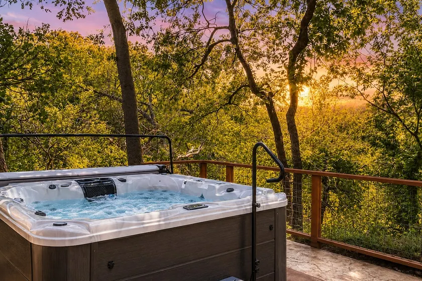Stunning Rivrefront 3BR with Hot tub, water view! - Image 1