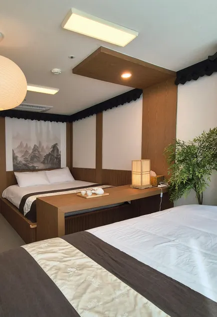 Cozy hanok-style healing accommodation｜3-4 family members/friends｜Free parking for 2 cars｜5 minutes to the station｜30 minutes to Incheon Airport - Image 1