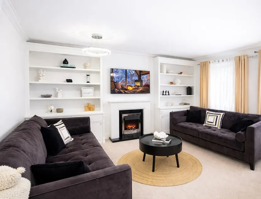 3BR Cambridge Home Garden Dual Parking Free Wifi & Parking - Image 1