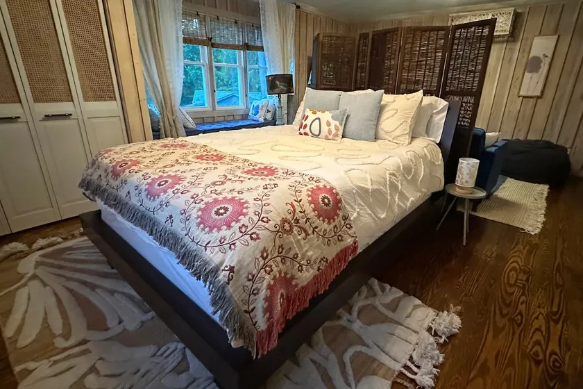 Charming Hideaway Near Downtown & Waterfront - Image 1