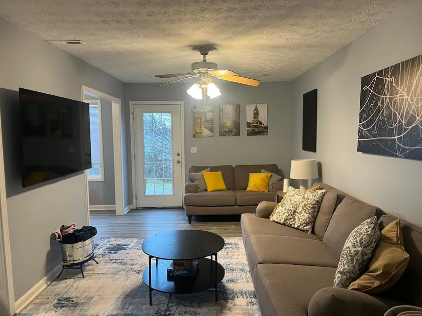 Stylish 3BR Townhouse - Image 1