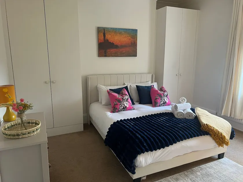 Stylish 1BR Teddington Flat Near Thames River - Image 1