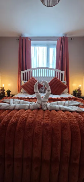Serengeti Suite - Free parking, Fast Wifi, Family&Contractor Stay - Image 1