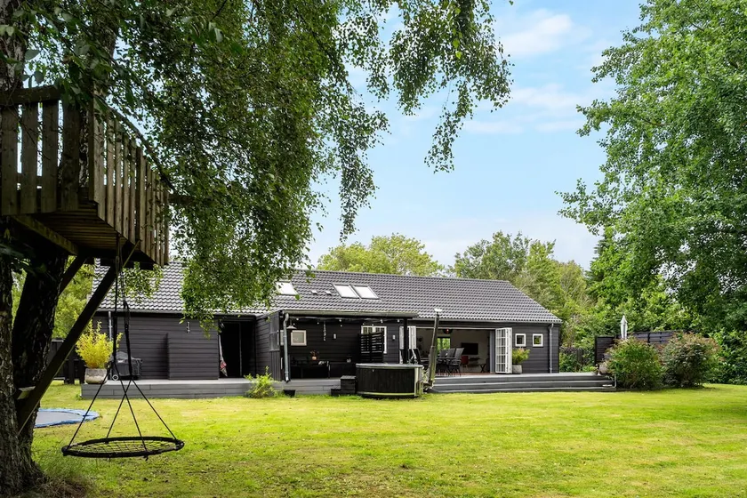 Modern Holiday Home With Hot Tub And Nature - Image 1