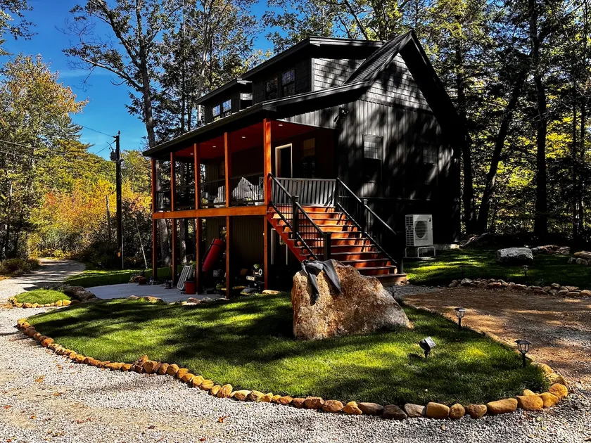 Cabin by the lake. - Image 1