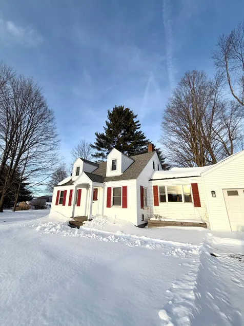 Charming Farmhouse Cottage, 10-min from Bratt - Image 1