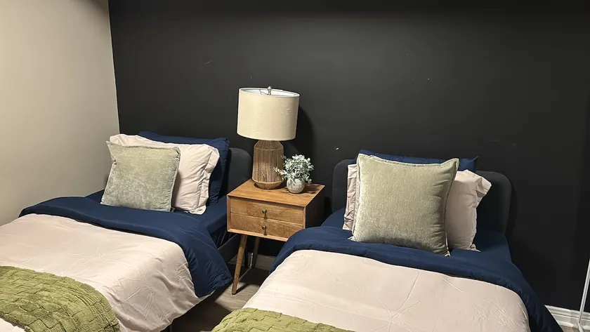 Small apartment with orange couch for 2 - Image 1