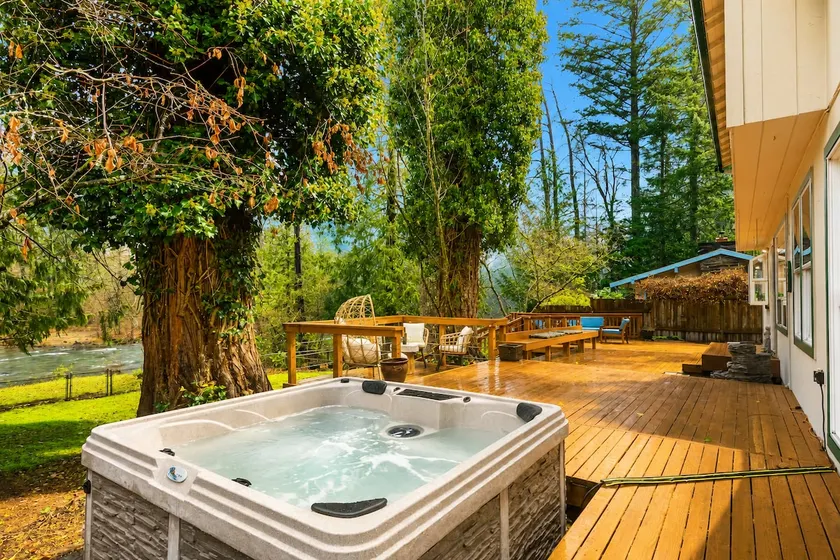 Cozy North Bend Riverfront Cabin w/hot tub! - Image 1
