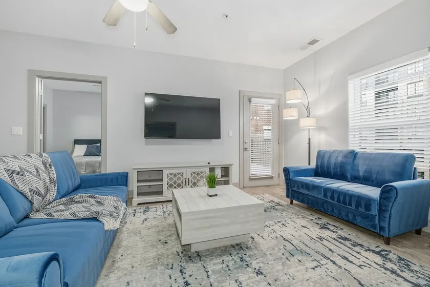 Sleek 2 BR 1KING 2 Full Bed DT Pool/Gym/Parking - Image 1