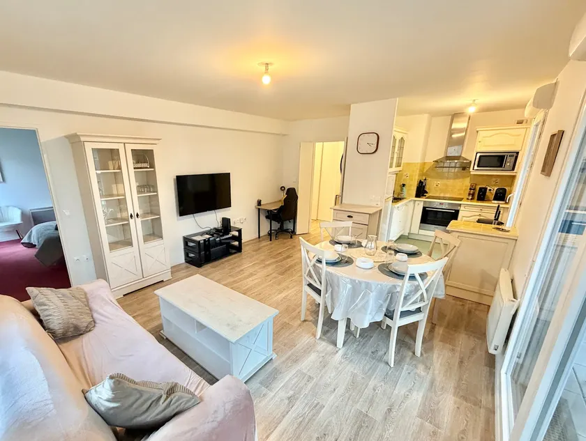 Quiet 2-bedroom apartment, private parking, near the station - Image 1