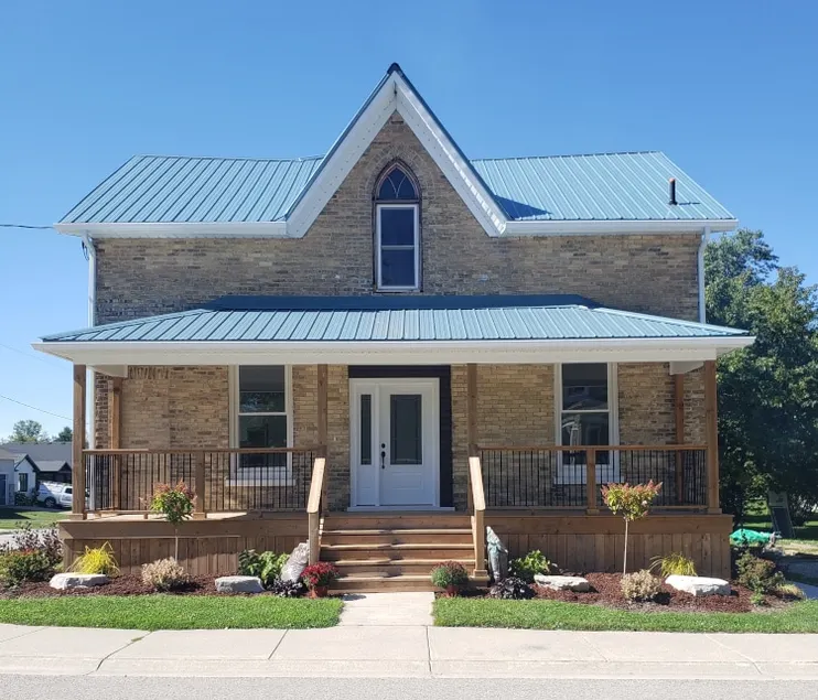 2 bedroom home nestled in small town Ontario - Image 1