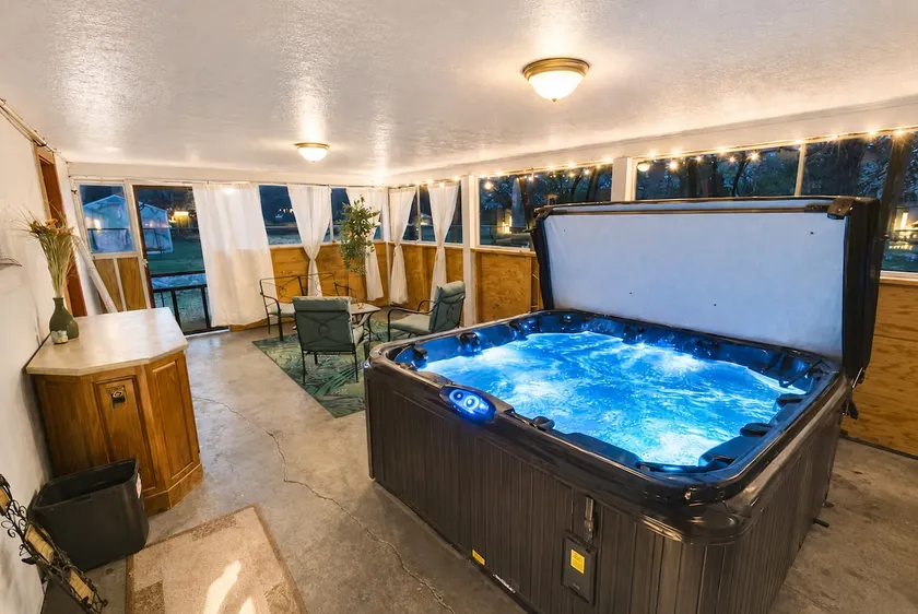 Hot Tub Hideaway | 15 mins to Chatt |Dog Friendly - Image 1
