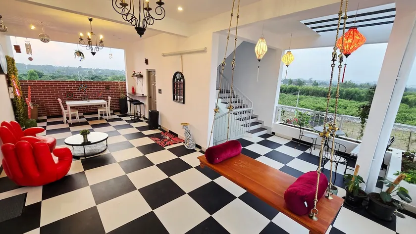 Retro Party Pad w Sunset deck | HotTub |Karaoke - Image 1