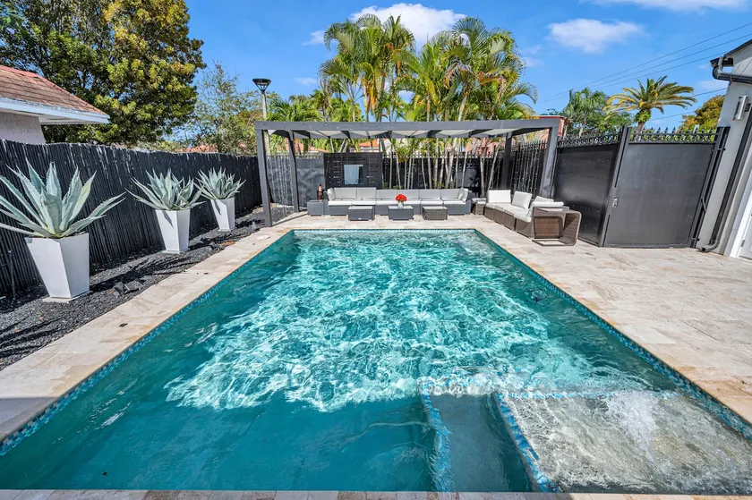 Blue Heaven Poolside Retreat Brickell Sleeps 13 - Image 1