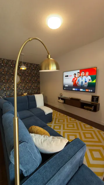 Modern 3BD Suite w/ Master Ensuite Near Downtown - Image 1