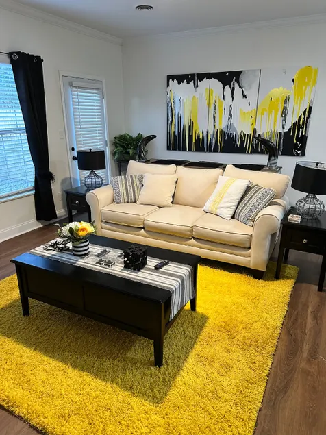 Sunny Townhouse - Image 1