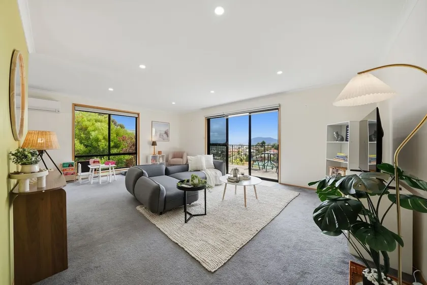 Modern Family Home in Lenah Valley Hobart - Image 1