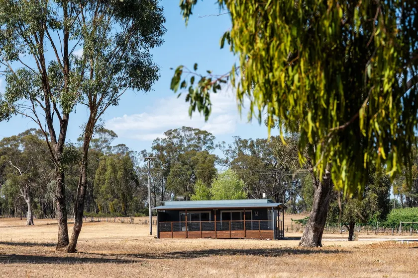 Silver Oak - Quiet Countryside Cottage by the Vines - Image 1