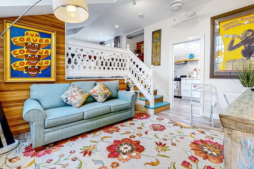 1BR with balcony & lighthouse view, steps to Duval - Image 1