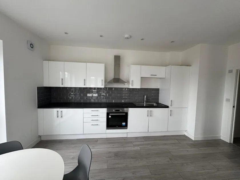 Stunning 2 bedroom apartment in a fairly new flat at the heart of Southampton central - Image 1