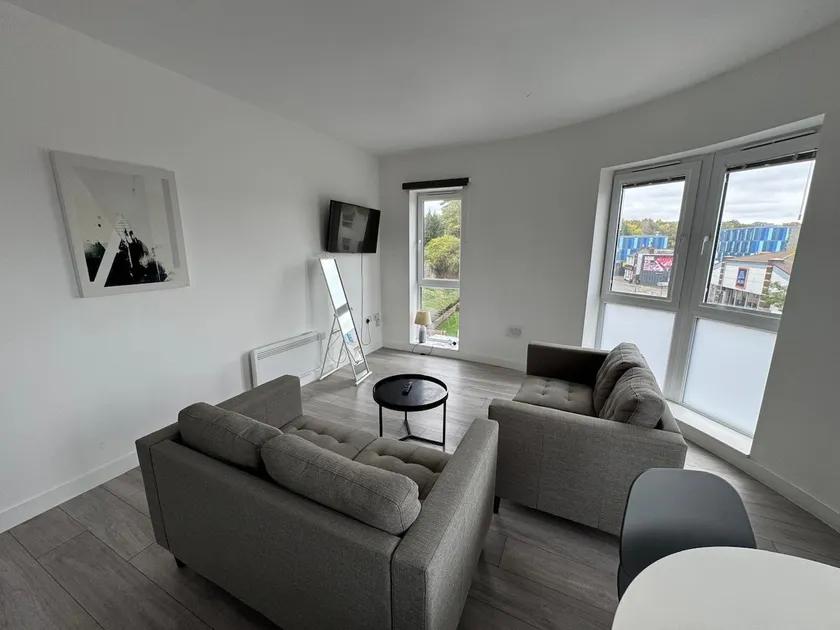 Stunning 2 bedroom apartment in a fairly new flat at the heart of Southampton central - Image 1