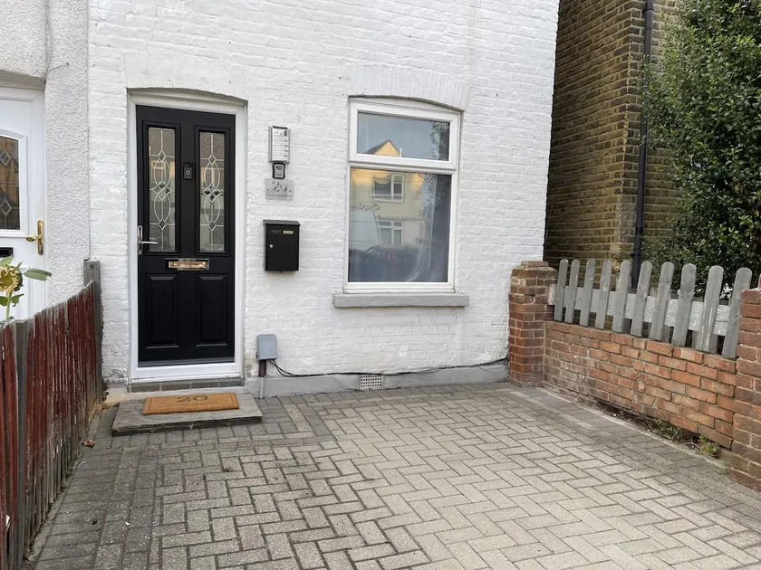 Dartford 3-Bed Retreat with Parking - Image 1