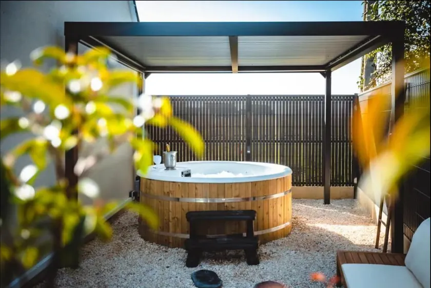 L'Écrin – Garden cottage & Jacuzzi near the train station - Image 1
