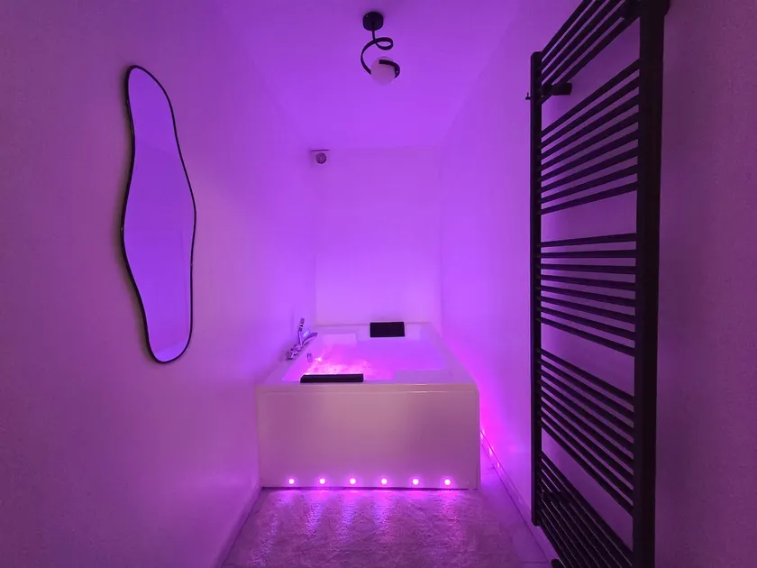 Black & Wood Design with Whirlpool Tub – Private Garage - Image 1