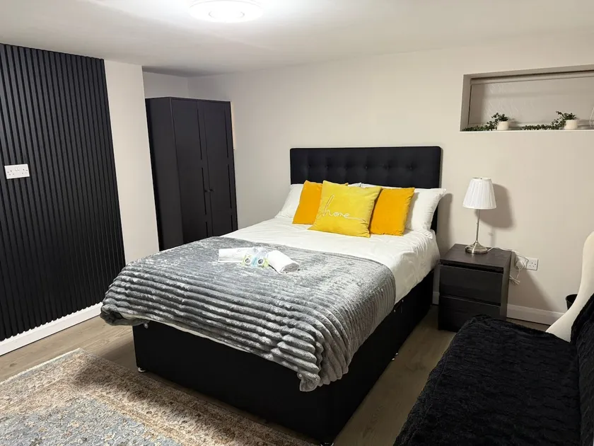 Stylish 1-Bed Apartment Ideal for 2 Guests - Image 1