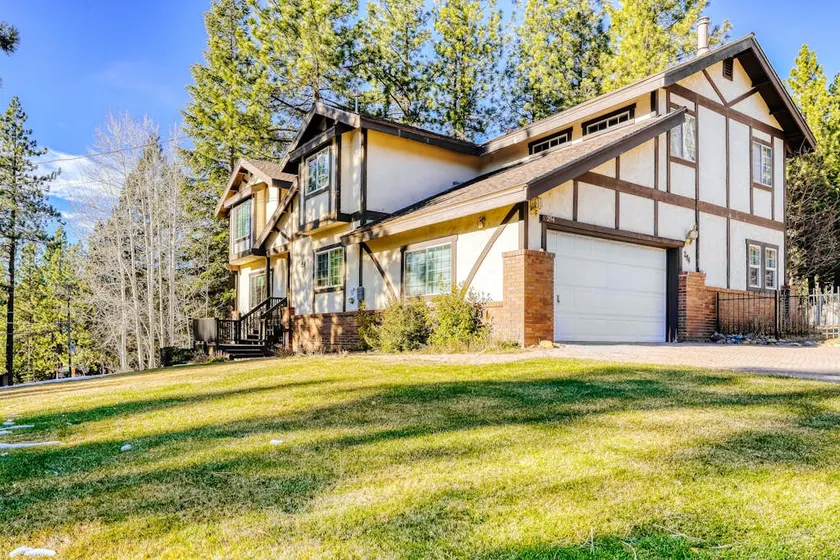 Dog-friendly home with pool table, fireplaces, & p - Image 1