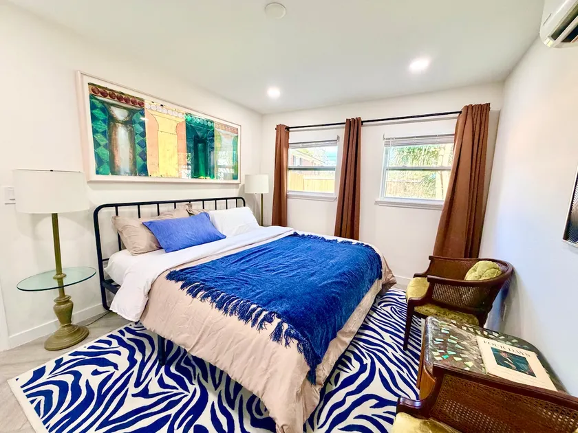 Cozy Private Guesthouse •Downtown•king bed• - Image 1
