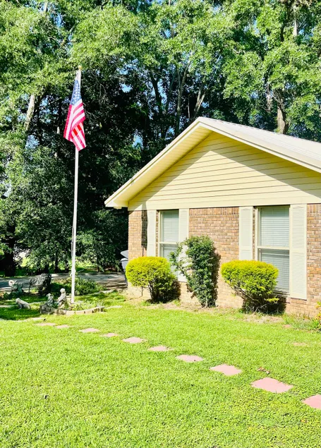 Home in country setting 3 bedrooms, 2 bath rms. - Image 1