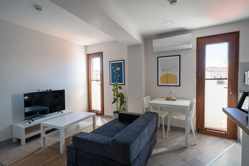 Foça Center – Hotel Cleanliness – New 1+1 – 3 min to the Beach - Image 1