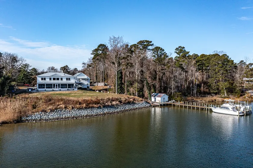 Waterfront Rivah homestead on the farm with a pool - Image 1