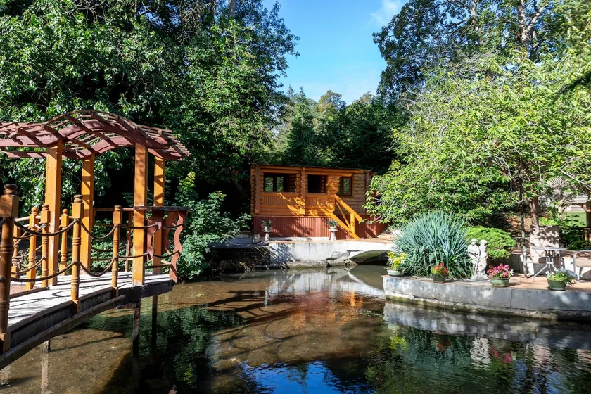 Riverside Traditional Log Cabin - Image 1